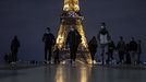 Turistas caminando ante la Torre Eiffel de Pars