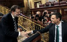 Rajoy y el principal l�der de la oposici�n, Pedro S�nchez, ven peligrar el bipartidismo. En la foto, ambos se saludan en la sesi�n del Congreso de septiembre en la que este �ltimo debut� como jefe de filas del PSOE.  