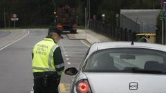 Uno de los controles establecidos por la Guardia Civil para vigilar el cumplimiento del confinamiento por la pandemia del coronavirus