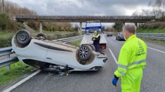 Un coche vuelca en el km 501 de la autov�a A-6 en direcci�n Madrid