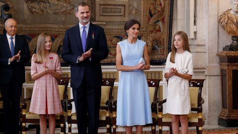 Felipe VI, junto a la reina Letizia, la princesa Leonor y la infanta Sofa, presidiendo el acto de imposicin de condecoraciones a ciudadanos de todas las comunidades autnomas coincidiendo con el quinto aniversario de su reinado