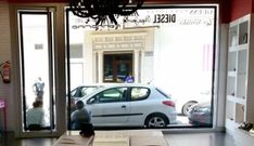 Las dos mujeres sentadas son las detenidas ayer. 