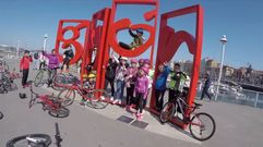 Participantes en una de las actividades de �La Isla de los Deportes� en el muelle de Gij�n