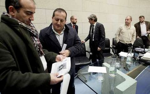 Veiga, segundo por la izquierda, tras una asamblea del Breogn en la Diputacin.