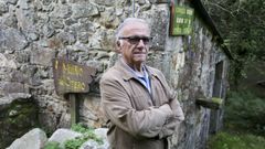 Manuel Lorenzo Ramos, diante do mu��o do Outeiro, ao p� do Cami�o do Mago Merl�n