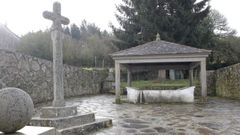Cruceiro e lavadoiro en San Xiao de Friol