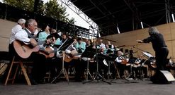 El Orfe�n Herculino, actuando en el parque de Santa Margarita.