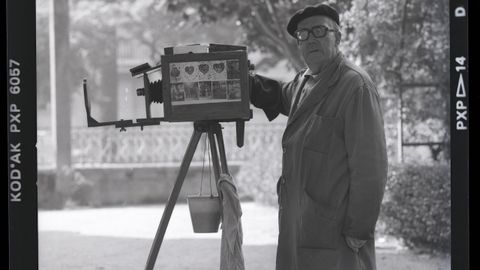 La fotograf�a tomada hace casi 40 a�os en Santiago en la que aparece un fot�grafo minutero