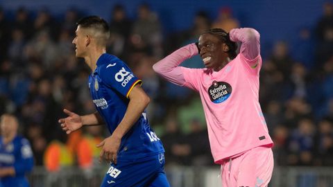 Ilaix Moriba (derecha), lament�ndose de una acci�n junto a Luis V�zquez.