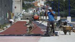 Recta final de los trabajos de los 470 metros de paseo en A Pasaxe con As Xubias.