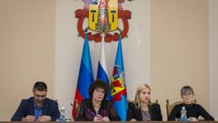 Autoridades prorrusas durante una reuni�n para organizar las votaciones en la autoproclamada rep�blica de Lugansk
