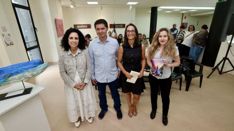 Marga Lamela, alcaldesa, con Modesto Fraga, Mar�a Canosa e Ainhoa Conde, o luns en Cee
