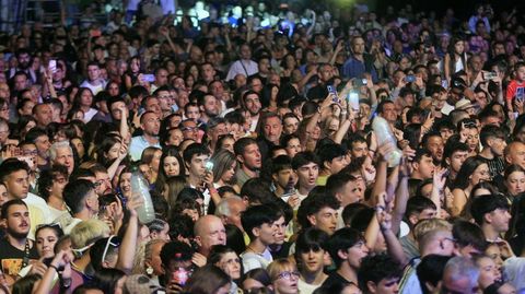 Miles de personas llenaron la explanada de la Compaa en las actuaciones de la orquesta Panorama y el Grupo Amrica