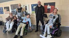 el artista Hugo R. G. en Navia Espacio de Arte junto a varios usuarios de Apamp