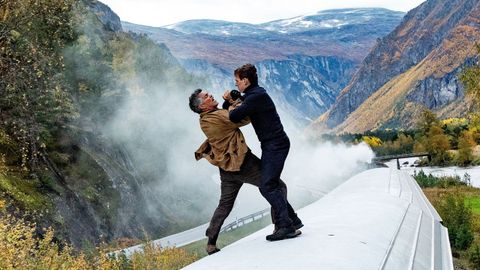 Tom Cuise, en la piel de Ethan Hunt, forcejeando sobre el techo de un tren. 