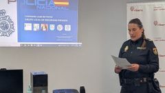 Una agente de Seguridad Ciudadana en la charla del Hospital Juan Cardona