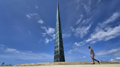 Un hombre camina al lado del Millennium, inaugurado para recibir el siglo XXI
