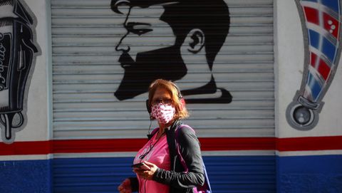 Una mujer, con mascarilla en Vallecas, en una imagen de archivo