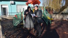 La alcaldesa, Patricia Torres, junto con el gerente de Consorcio Galego de Benestar, Perfecto Rodr�guez, en la visita al PAI de Bobor�s.