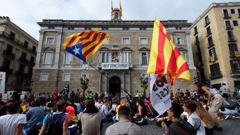 Tan solo medio millar de estudiantes, la mayora de Secundaria y Bachillerato, se manifestaron ayer en Barcelona para protestar por la sentencia del Supremo sobre los lderes independentistas y pedir su  libertad y acabar con la represin