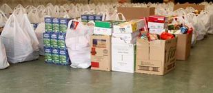 Personas voluntarias colaboraron con Servizos Sociais para elaborar los lotes de alimentos a repartir.