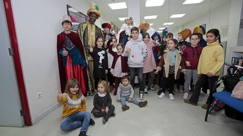 Sus majestades los Reyes Magos de Oriente visitaron la delegacin de La Voz de Galicia en Pontevedra