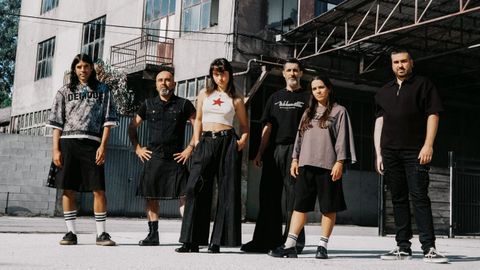 <span lang= gl >Formacin actual de Loita Amada, liderada por Pablo Varela, Jasper, e da que forma parte a trombonista viveirense Xiana Naval</span>