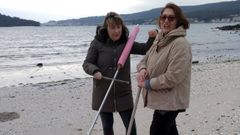 Loli Rodr�guez y Paz Di�guez, durante una intervenci�n en la r�a de un proyecto anterior al de suelo p�lvico de las mariscadoras