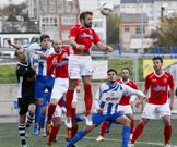 Felipe Varela despeja el bal�n en un partido ante la Residencia. 