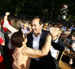 Louz�n baila con una beneficiaria de �Ti tam�n contas�, en la clausura de una edici�n anterior. 