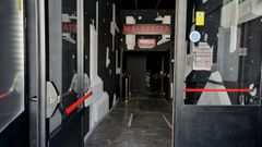 Imagen de la entrada de la sala tras el incendio del s�bado