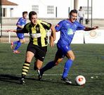 Mois�s es perseguido por un rival en mediocampo.
