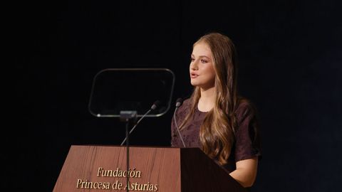 La princesa Leonor durante la ceremonia de entrega de los Premios Princesa de Asturias, este viernes en el Teatro Campoamor de Oviedo
