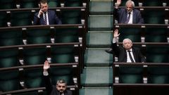 Jaroslaw Kaczynski en el centr a la derecha) y otros diputados en una votaci�n en el Parlamento polaco