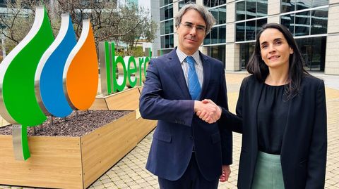 El presidente de Marinas de Espaa, Toms Azcrate, con Carmen Lopez, responsable de Smart Cities de Iberdrola