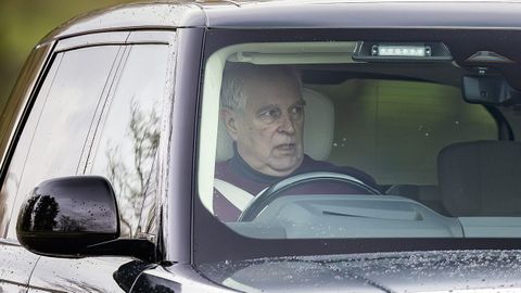 El expr&iacute;ncipe Andr&eacute;s, conduciendo su propio coche en los alrededores de su casa el pasado mes de febrero