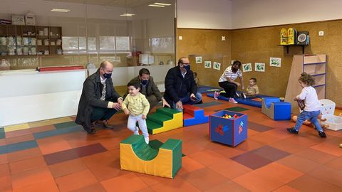 Perfecto Rodrguez ?segundo por la izquierda? visit la escuela infantil junto con el alcalde Ramiro Moure, a su derecha