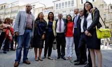 <span lang= es-es >Los pachistas, fuera de la foto</span>. Francisco Rodrguez, en el centro, el 29 de septiembre del 2012, tras el pleno en el que se consum su renuncia a la alcalda. En la praza Maior se fotografi solo una parte del grupo socialista, del que ya se haban distanciado abiertamente los concejales pachistas. 