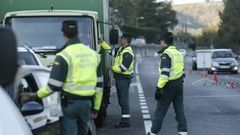 Control de alcoholemia realizado por agentes de la Guardia Civil de Tr�fico en Ourense