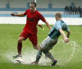 Álvaro, en un lance con un jugador de la Sarriana.