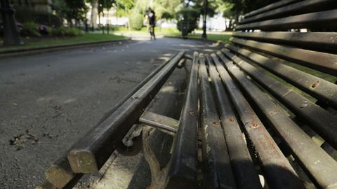 Banco en mal estado en los jardines de M�ndez N��ez