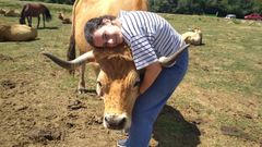 La vaca Rabanita abrazanda por su due�a