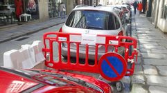 Vallas en la calle de la Iglesia, que anunciaban ya en d�as pasados la prohibici�n de aparcar.