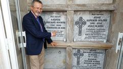 Xon Xos Espern Recarei, secretario da asociacin O Chedeiro, ante as lpidas dos seus pais e avs, agora en galego, no cemiterio de Cerponzns, en Pontevedra