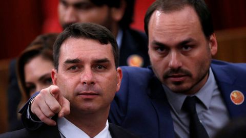 Dos de los hijos de Bolsonaro, Fl�vio y Carlos
