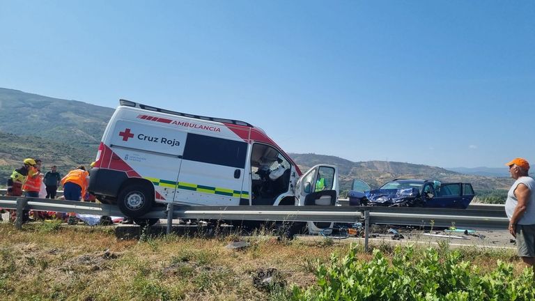 Una ambulancia de Cruz Roja y un turismo se han visto implicados en la colisi�n en A R�a