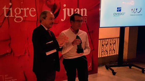 Wenceslao L�pez entrega el premio Tigre Juan a Tom�s S�nchez