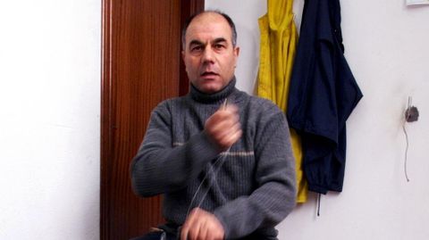 Jaime Calvi�o reparando aparejos en el puerto de Mar�n