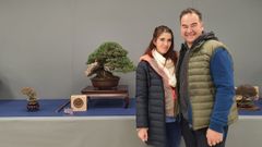 Rub�n Ciezar y su mujer, Lorena Vilas, junto al pino silvestre ganador del certamen