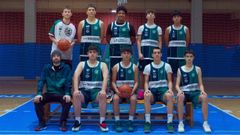 Equipo j�nior del A Estrada Basket junto a su entrenador, Lucas Terceiro.